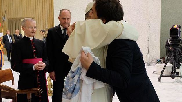 Odino recibe un fuerte abrazo del Papa Francisco