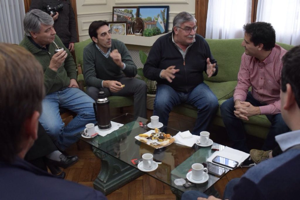 Maximiliano Abad en Bragado junto al intendente Vicente Gatica