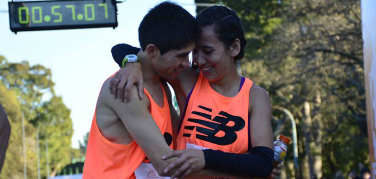 #FueNoticiaEnTP / Una pareja de Olavarría debutó en los 42K y ganó la maratón de Rosario