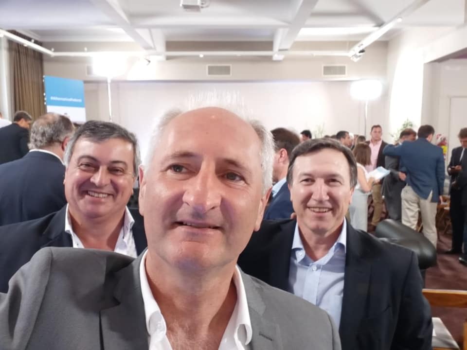 El senador provincial del Frente Renovador, Fernando Carballo junto al ex intendente de Mercedes, Carlos Selva y al actual diputado Nacional, Carlos Bevilaqua. 