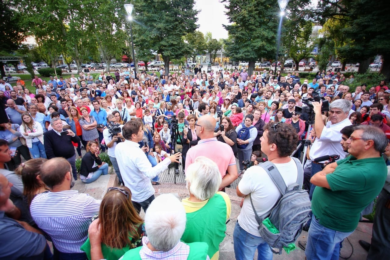 Axel Kicillof ante una multitud en Saladillo, provincia de Buenos Aires Axel Kicillof ante una multitud en Saladillo, provincia de Buenos Aires