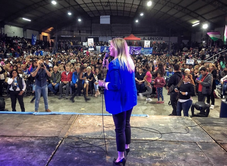 Cristina Alvarez Rodríguez brindando su discurso en el II Encuentro Provincial de Mujeres en San Juan-