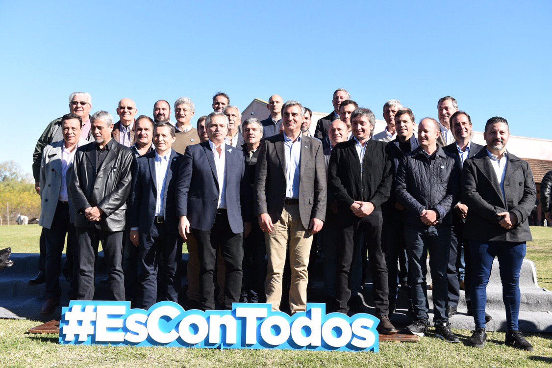 Alberto Fernández con intendentes peronistas