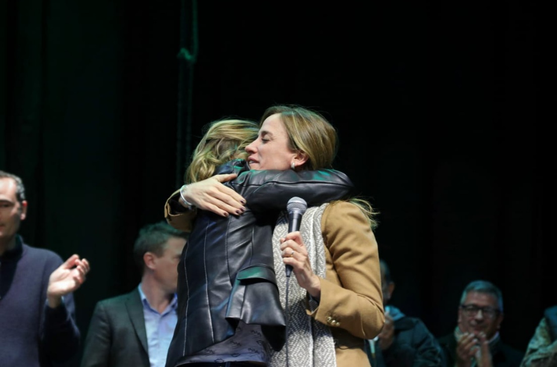 Saintout y Tolosa Paz se fundieron en una abrazo peronista