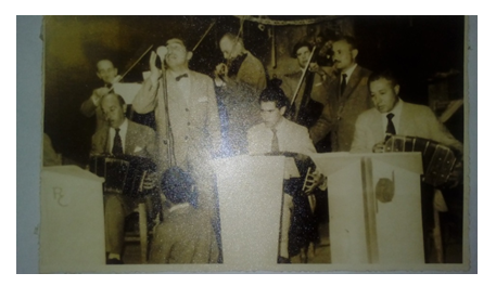 Orquesta Típica del Maestro Agustín Lazzaro (Año 1952)                     Fuente:  Archivo de la Biblioteca Popular “Juan Vucetich” 