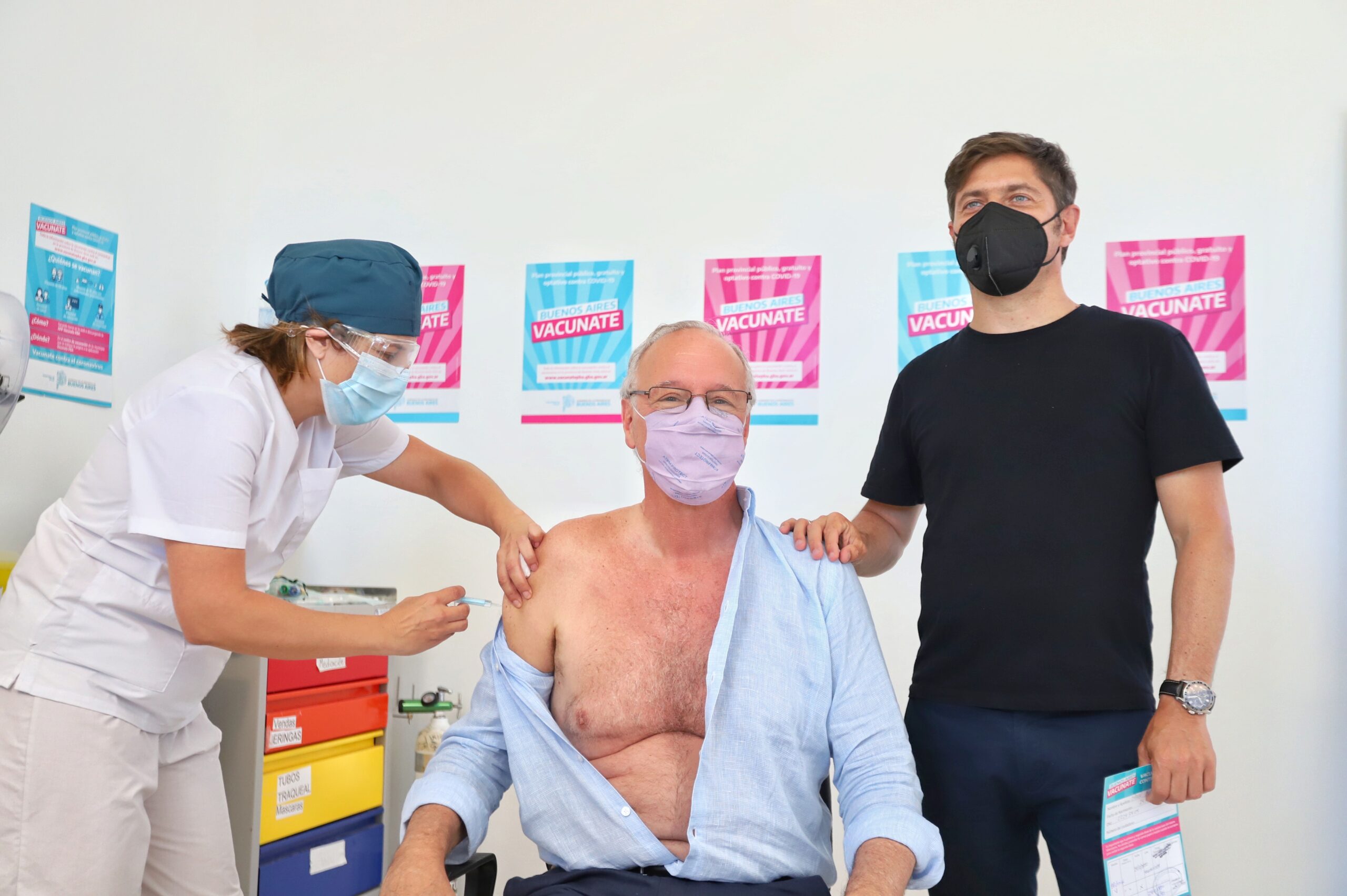 Gollán el primer mayor de 60 en ponerse la vacuna