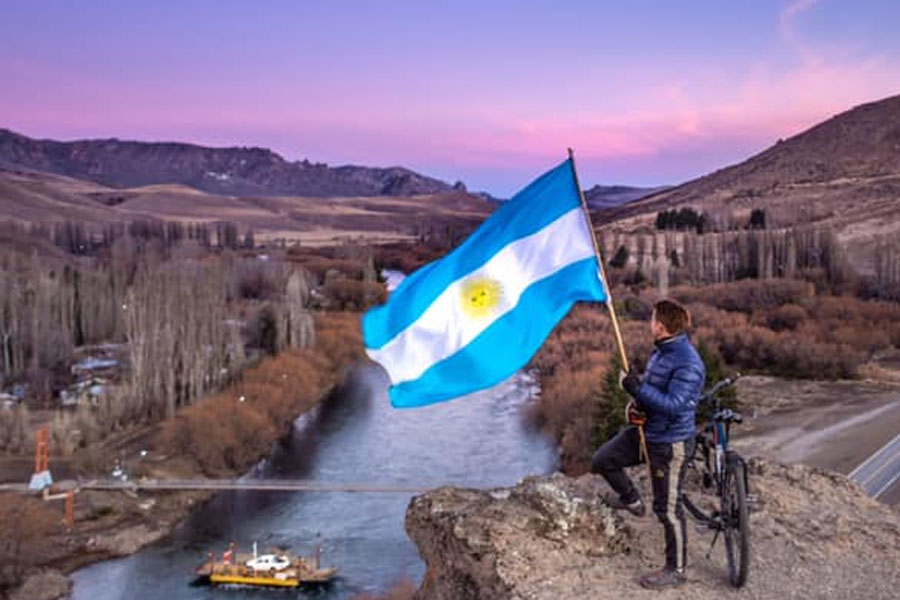 Nicolás Cacaccio en una de las postales que se sacó con la bicicleta