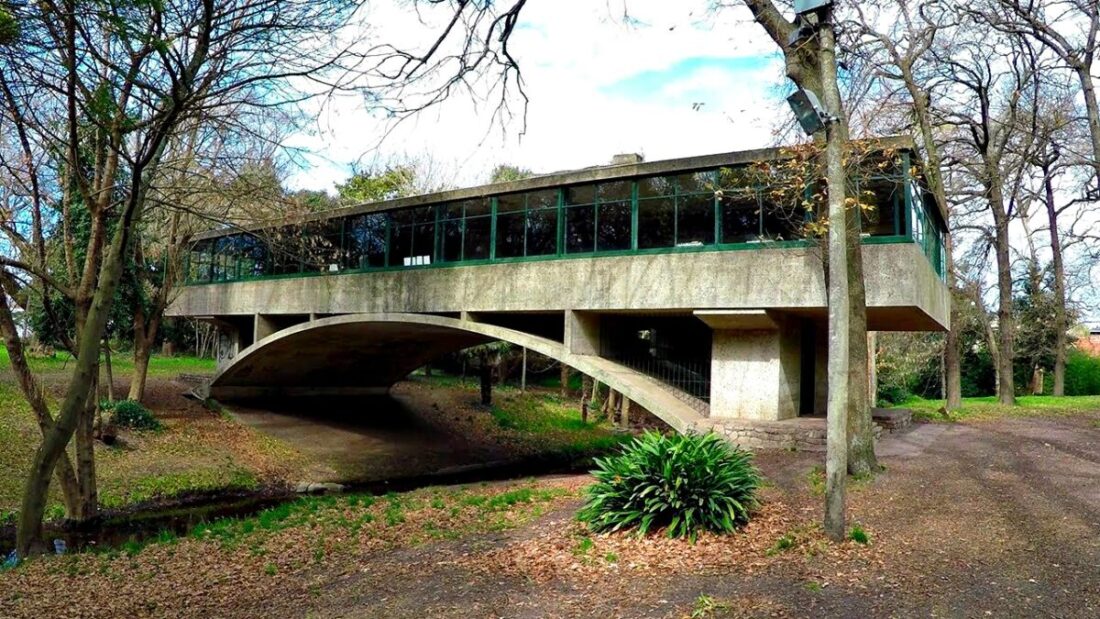 casa sobre el arroyo