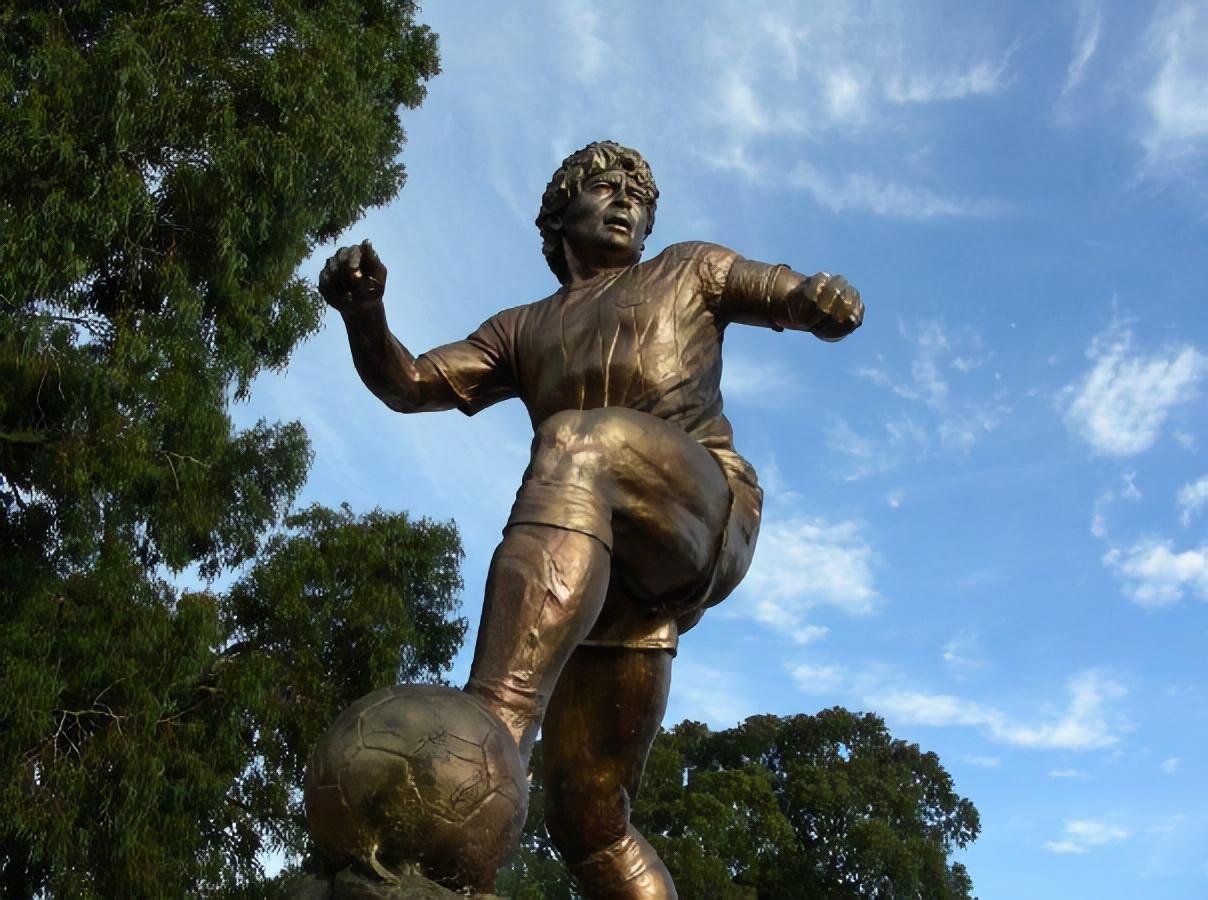 Monumento a Maradona en Bahía Blanca