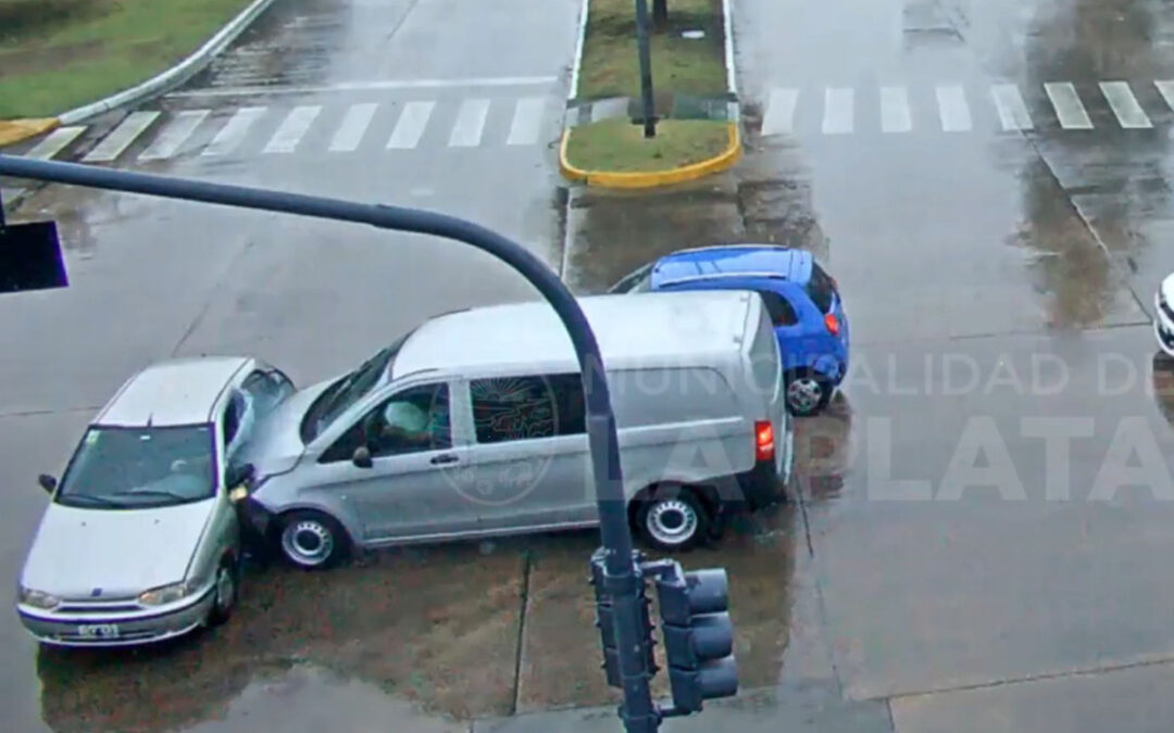 VIDEO.- Tremendo choque en La Plata entre dos vehículos: no andaban los semáforos