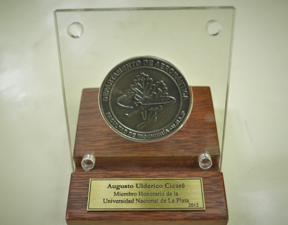 Augusto Cicaré fue reconocido por la UNLP