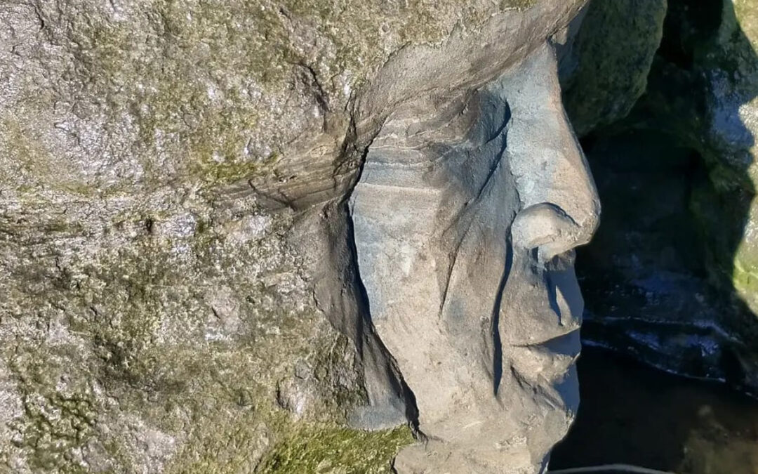 Esculpen un rostro en el Paseo de las 7 Cascadas de Claromecó