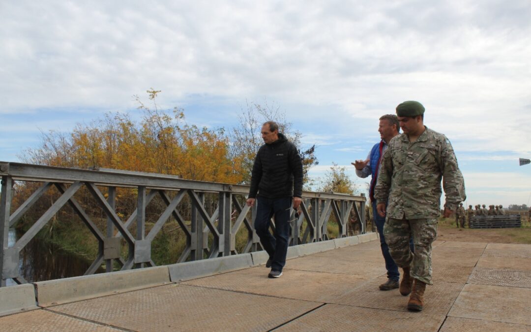Inundaciones: 50 soldados del ejercito argentino realizaron un puente para comunicar una localidad en Carlos Casares