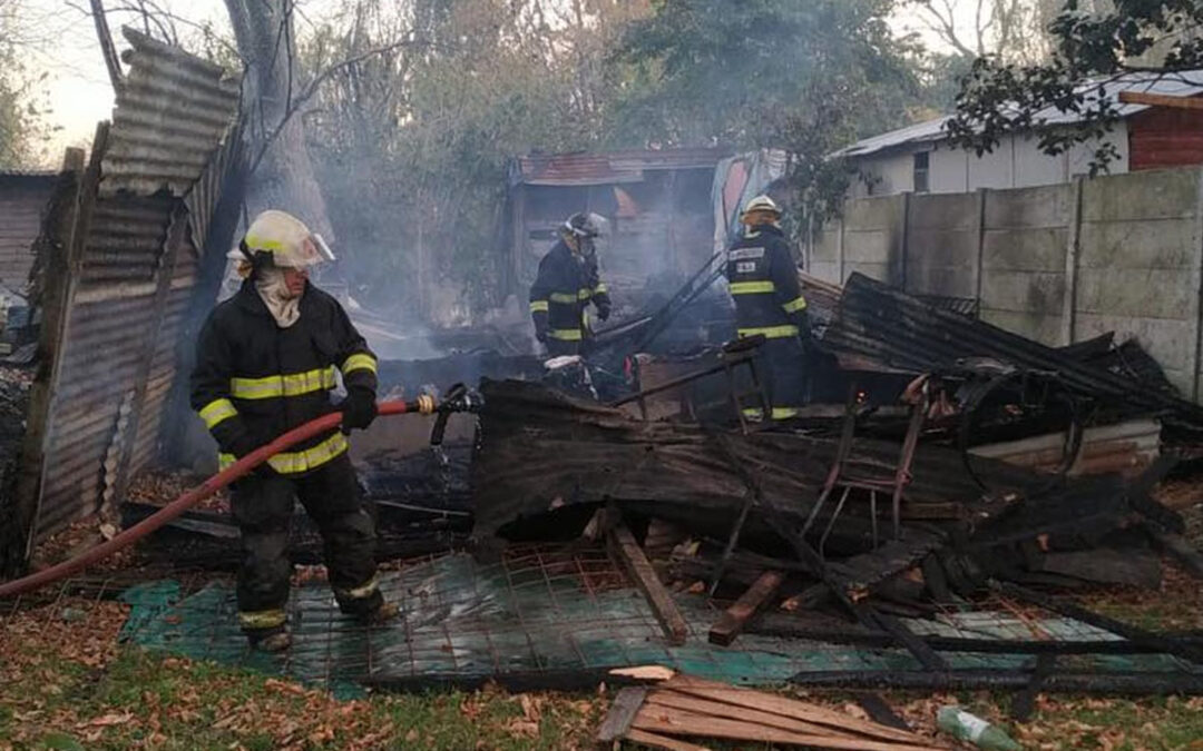Un incendió arrasó con tres casas en La Plata y las familias damnificadas piden ayuda