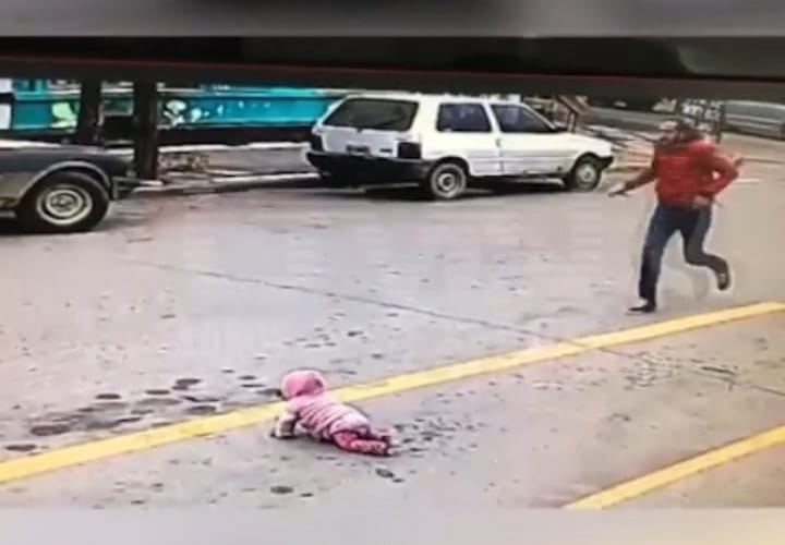 Video: en Lobos una beba se fue a la calle gateando y un vecino la salvó justo a tiempo