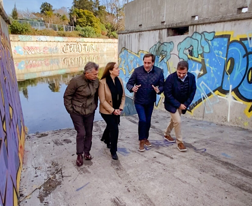 Macri, Vidal y Ritondo se mostraron en La Plata, recorrieron el arroyo El Gato y hablaron con una vecina en pijamas