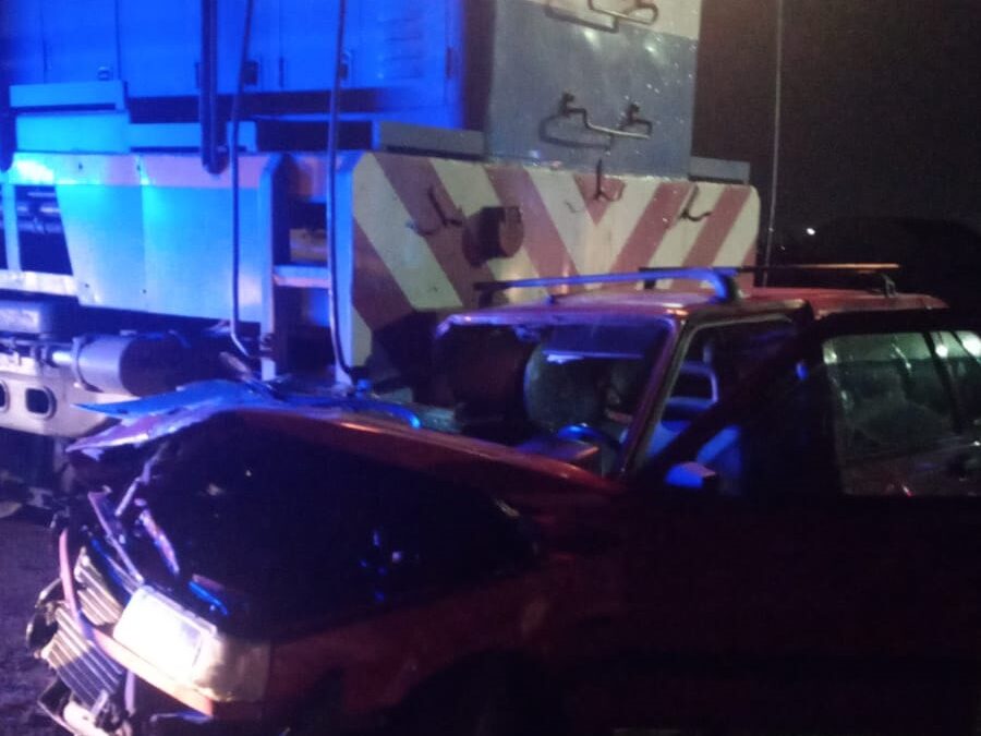 Un tren de cargas arrolló un auto en La Plata y provocó un caos en la subida a la Autopista