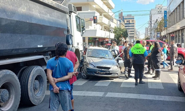 VIDEO. Así fue el tremendo choque entre un auto y un camión en pleno centro de La Plata