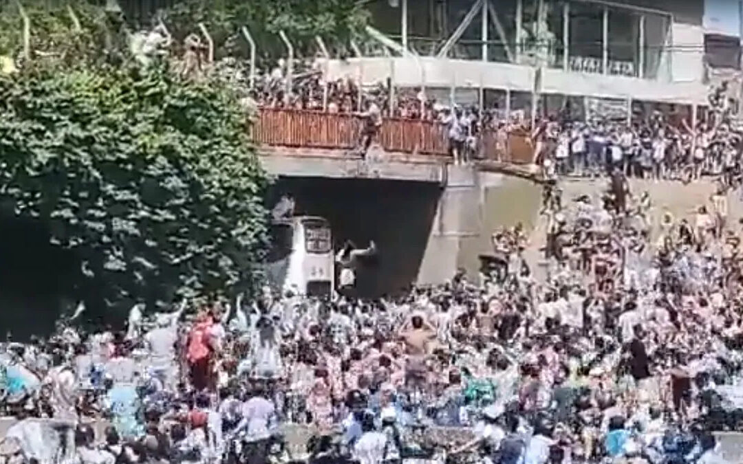 Videos: hinchas se tiraron desde un puente al micro de la Selección Argentina y uno cayó al vacío