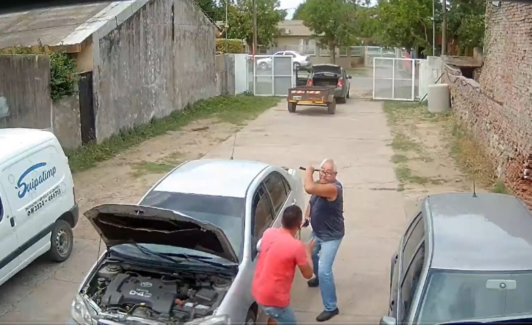 “Para loco de mierda”: un mecánico de Suipacha fue atacado con una barreta y un arma por un cliente enfurecido