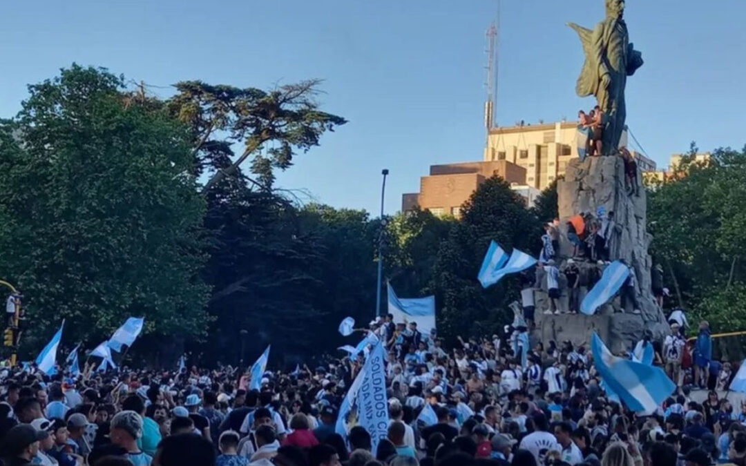 Argentina a la final: festejaba el triunfo de la Selección, cayó desde un monumento y está grave en Mar del Plata