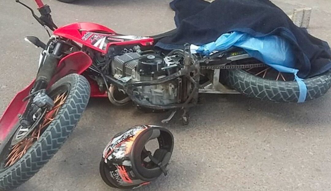 Tragedia en Bahía Blanca: se le enredó la bandera argentina en la rueda de la moto y murió ahorcado