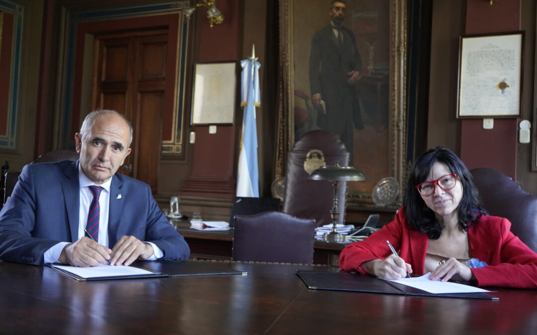 Batakis y López Armengol firmaron un convenio en la UNLP para proyectos de investigación, energías renovables y medio ambiente