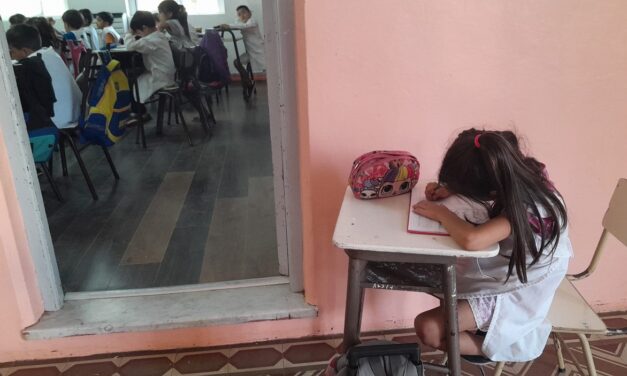 Saldungaray: una nena de primer grado sufre bullying y como solución la sentaron fuera del aula