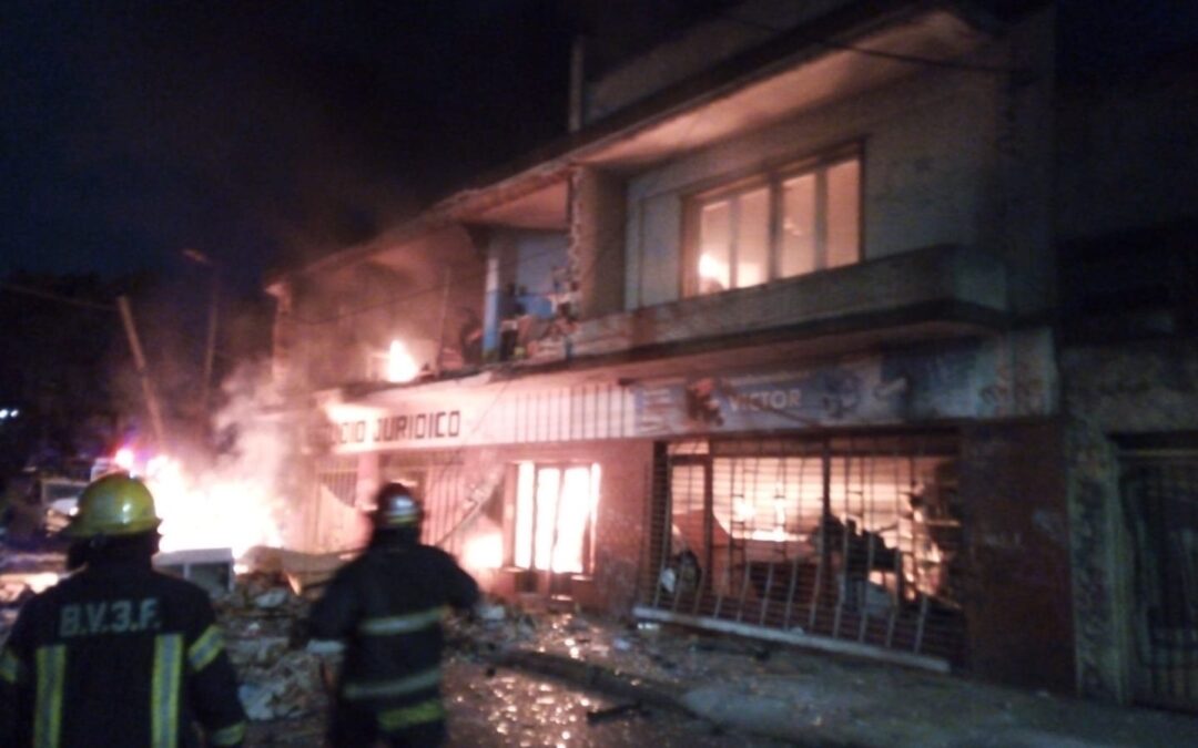 “Fue como una bomba”: gran explosión en Santos Lugares dejó heridos y decenas de evacuados