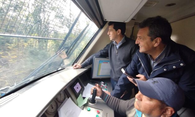 Wado de Pedro y Massa inauguraron el Tren Turístico de Mercedes y prometieron un plan de ferrocarriles