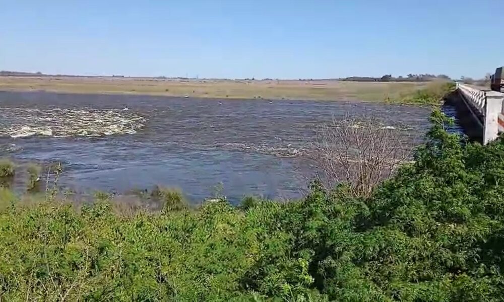 socavón en el rio salado