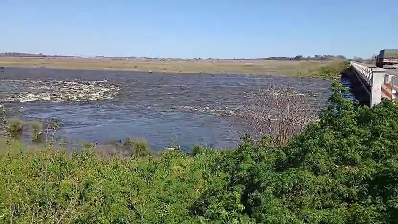 socavón en el rio salado