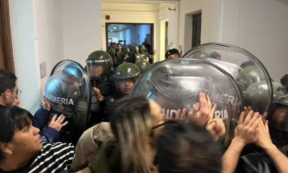 Gendarmería desaloja manifestantes