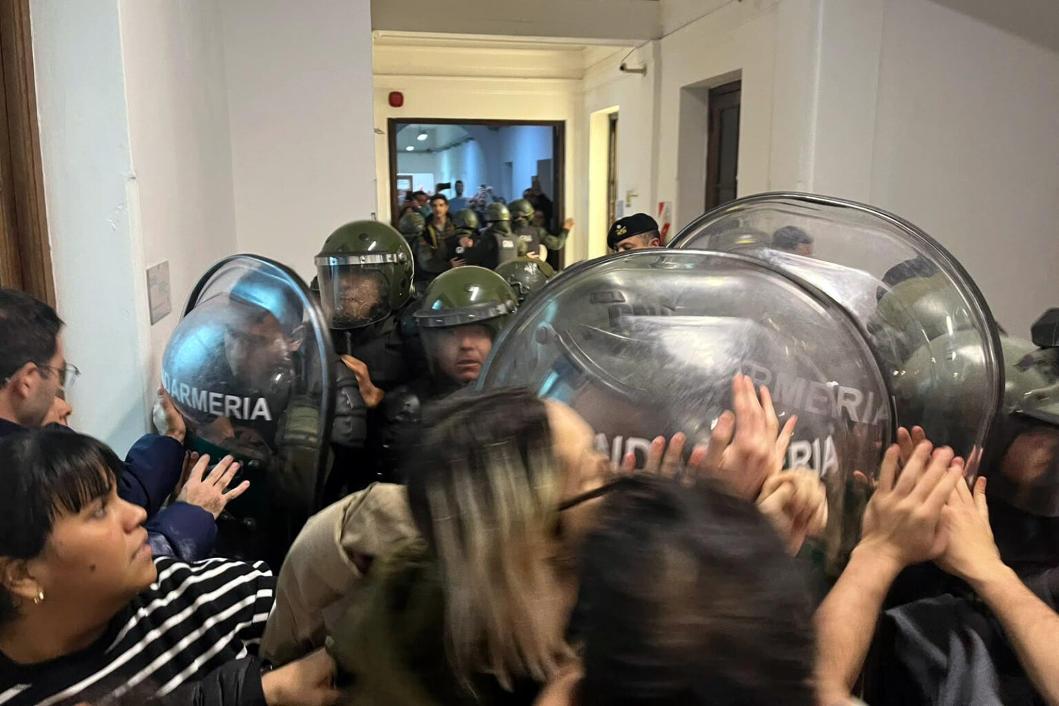 Gendarmería desaloja manifestantes