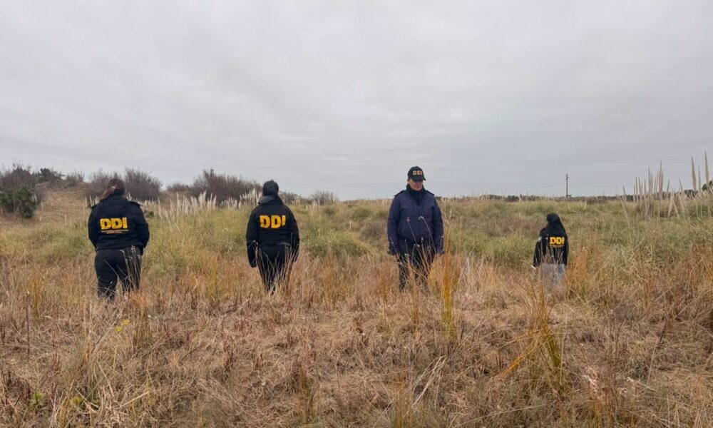 policías en un medano