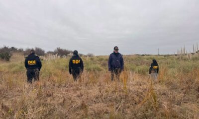 policías en un medano