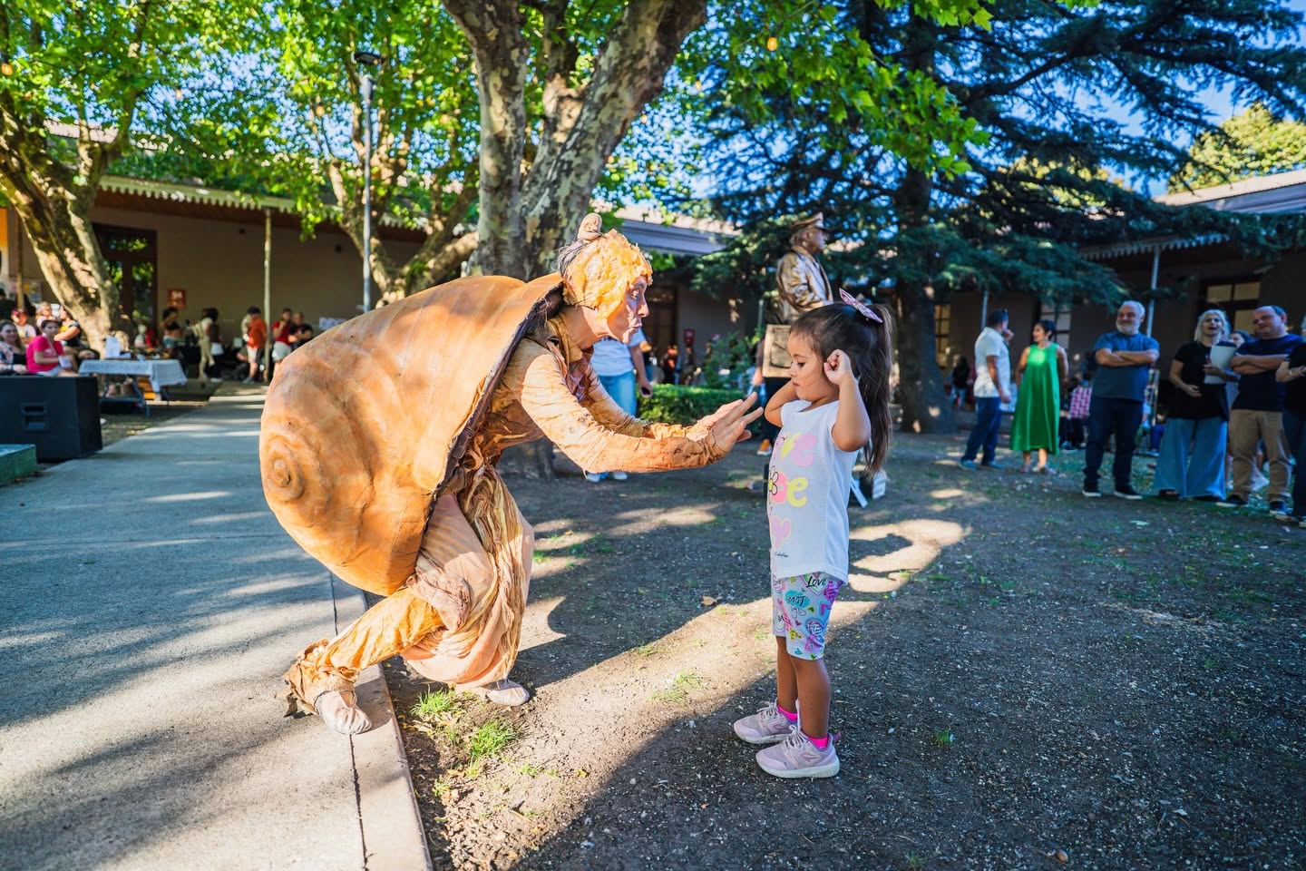 estatua viviente con una niña