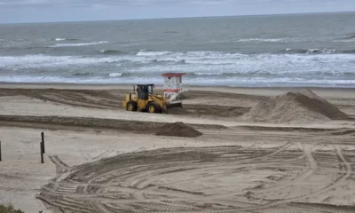 Pala mecánica en playa de Pinamar