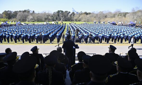 Kicillof jura cadetes policía bonaerense