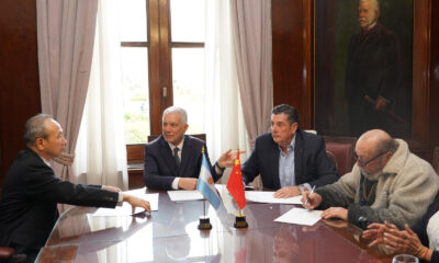Alak con el embajador de China