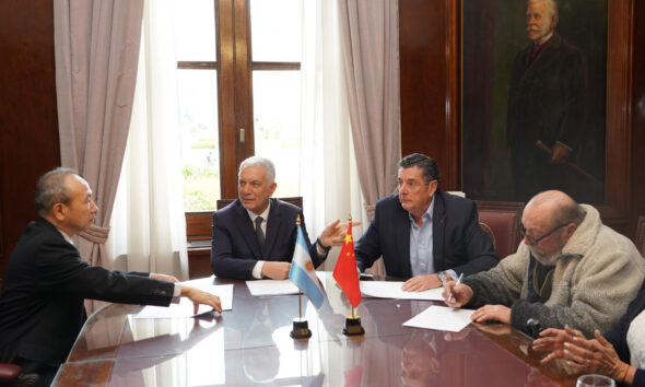Alak con el embajador de China