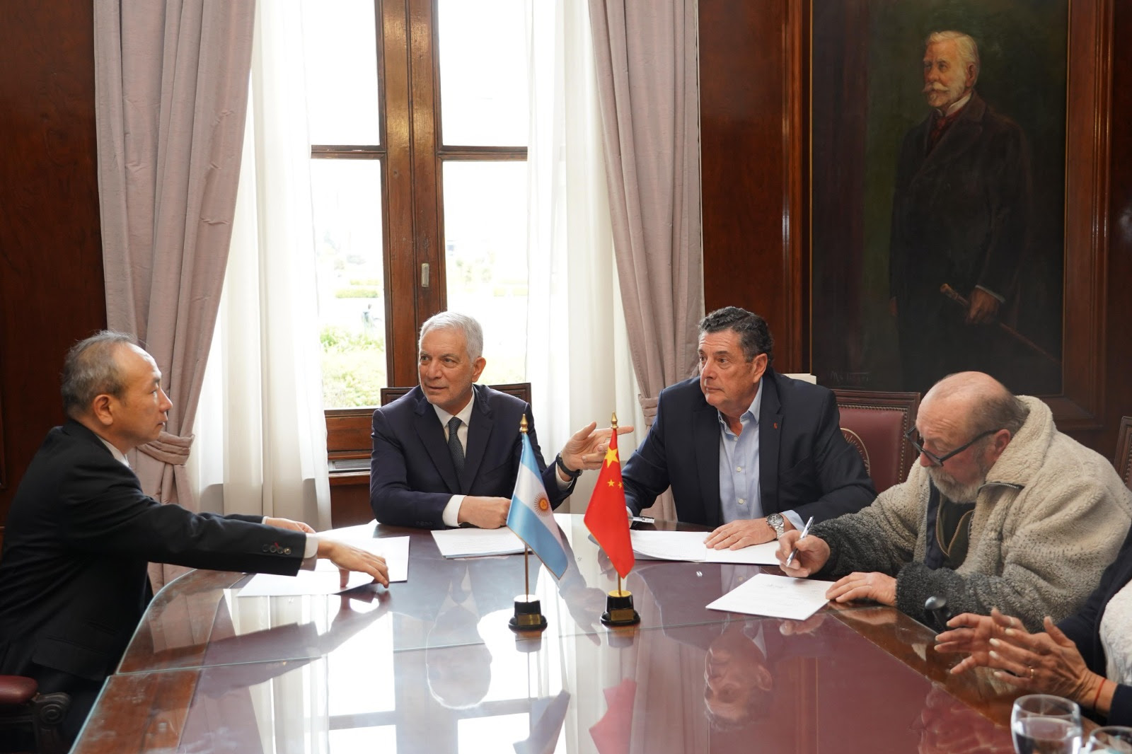 Alak con el embajador de China
